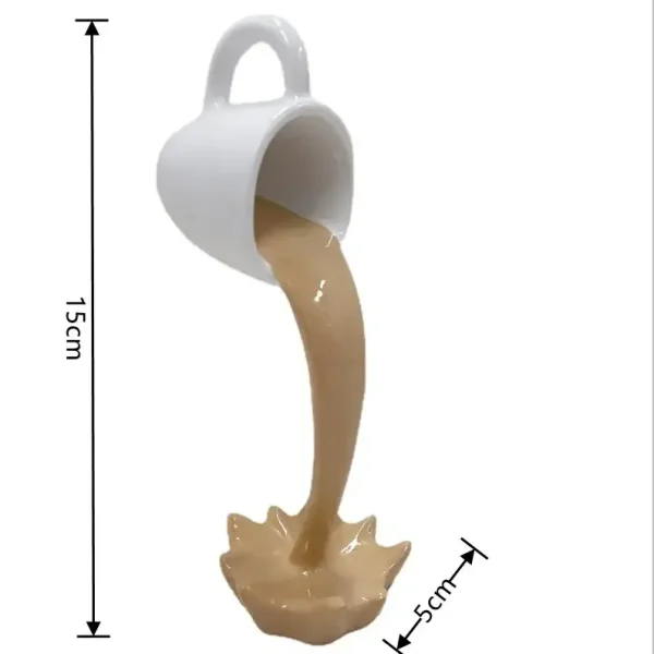 Liten vit kopp som häller ut en beige vätska som simulerar ett vetenskapligt fenomen, mäter 15 cm hög och 5 cm bred.