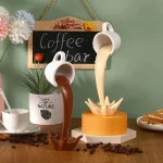Kaffekopp i form av en våg med varm vätska, originaldekoration för kök eller café, modern och konstnärlig design, idealisk för kaffefantaster.
