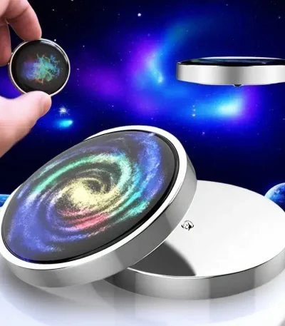 Roternande galaxhologram med färgglada ljuseffekter, presenterat i en futuristisk rymdmiljö.