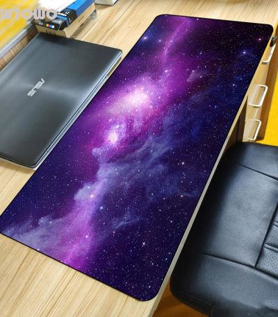 Skrivbordsmatta med stjärnig galaxmönster, idealisk för kontors- eller arbetsdekoration, som ger en kosmisk och inspirerande touch.