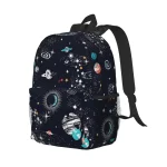 Ryggsäck med mönster av universum och planeter, perfekt för astronomi- och vetenskapsentusiaster.