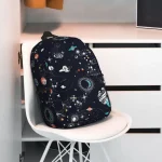 Ryggsäck med rymdtema med mönster av planeter, stjärnor och galaxer, perfekt för studenter eller astronomiälskare.