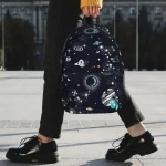 Ryggsäck med rymd- och galaxmönster, perfekt för astronomi- och vetenskapsentusiaster.