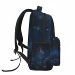 Ryggsäck med mönster av stjärnig galax, idealisk för studenter och astronomientusiaster. Rymlig, hållbar och trendig design, perfekt för att transportera böcker, dator och tillbehör.