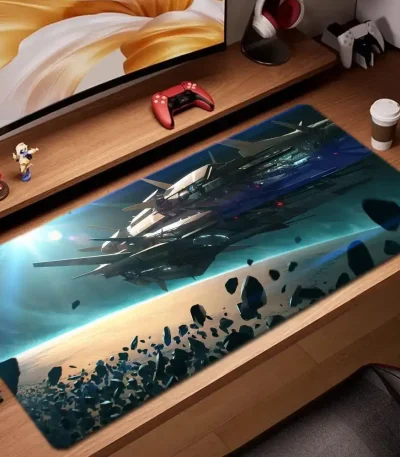 Skrivbordsmatta med design av futuristiskt rymdskepp och kosmos, idealisk för science fiction- och modern dekoration.
