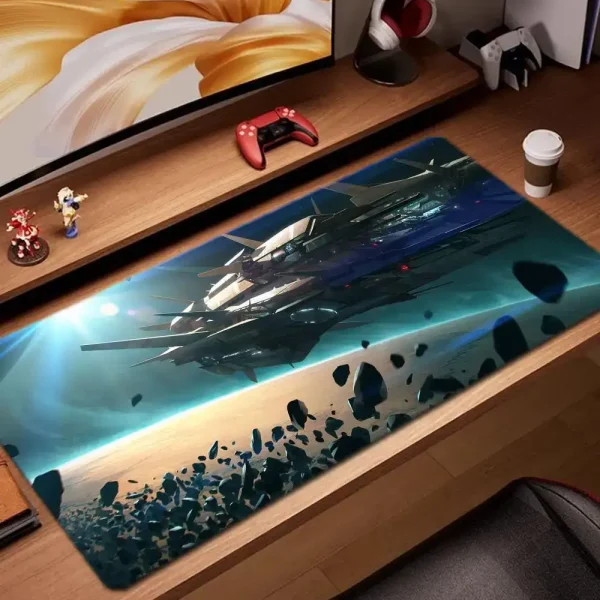 Skrivbordsmatta med design av futuristiskt rymdskepp och kosmos, idealisk för science fiction- och modern dekoration.