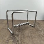 Glänsande Newtonpendel i metall, som illustrerar energins bevarande och kraftöverföring, perfekt för vetenskaplig dekoration eller undervisning.
