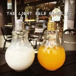 Dekorativ glödlampa i form av en glödlampa med vit och gul LED-ljus.