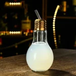 Glödlampa i form av en glödlampa med vit vätska och pipett.