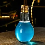Glödlampa i glas som innehåller en lysande blå vätska, symbol för vetenskaplig innovation och originalinredning för vetenskapsentusiaster.
