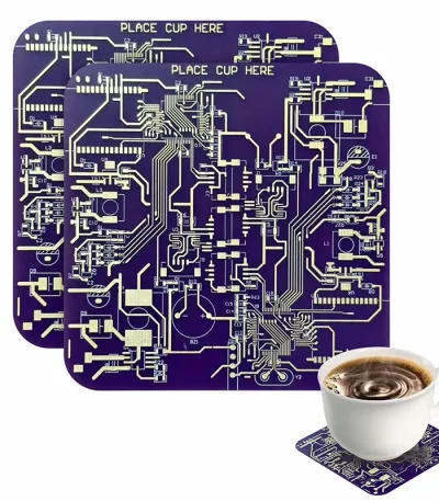 Lila elektroniskt kretskort med inskriptionen "PLACE CUP HERE" och en kaffekopp placerad på ett kretskort.