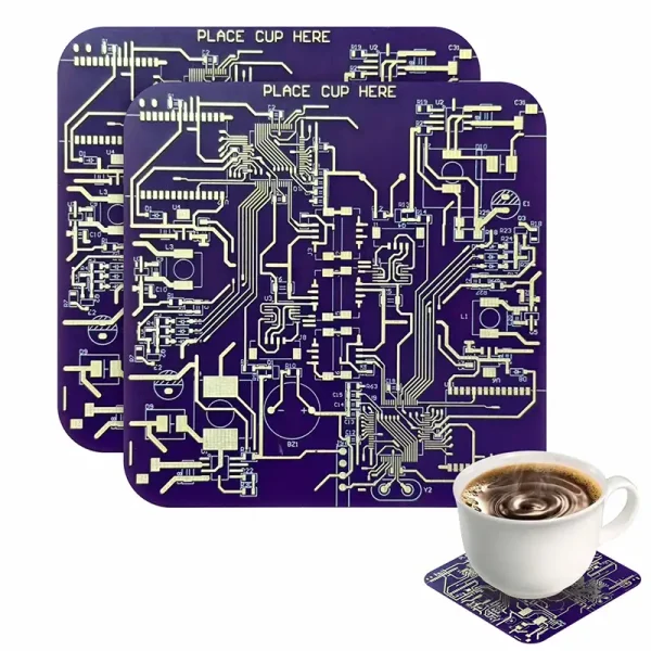 Lila elektroniskt kretskort med inskriptionen "PLACE CUP HERE" och en kaffekopp placerad på ett kretskort.