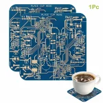 Blå elektronisk chip med komplexa kretsar, idealisk för dekoration eller utbildningsprojekt.