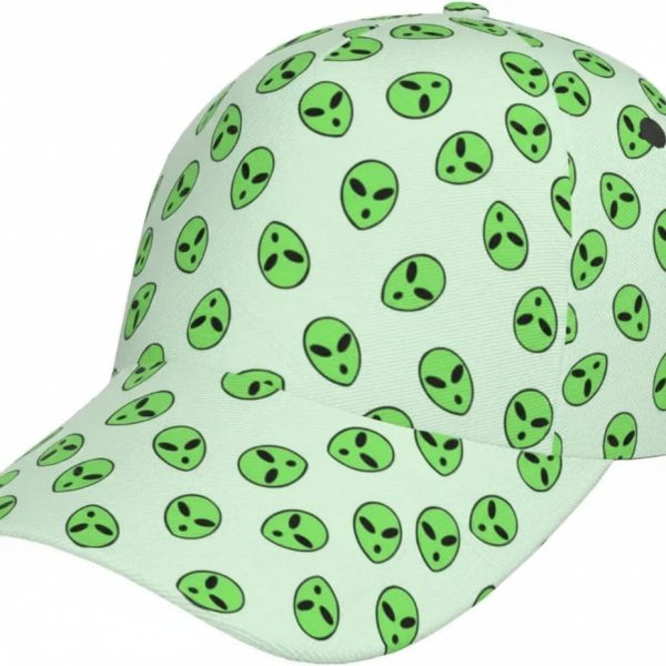 Vit keps med gröna alienmotiv, original och rolig design, perfekt för science fiction- och quirky stilälskare. Utmärkt för en unik och trendig look.