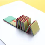 Originalnyckelring i form av en vetenskaplig bok med färgglada sidor, perfekt för vetenskaps- och dekorationsentusiaster. Unik accessoar för väskor eller nycklar, som kombinerar lekfull design och tema.