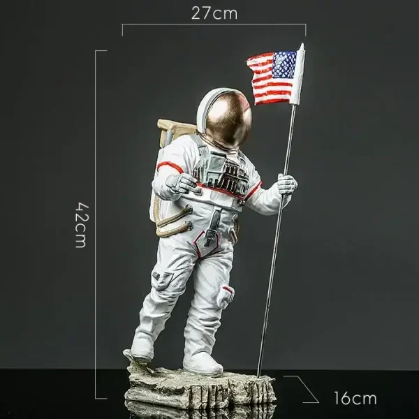 Astronautdräkt i figurform med amerikansk flagga, höjd 42 cm, mått 27x16 cm, som föreställer en rymdutforskare i full utrustning, stående på en stenig bas.