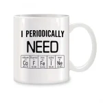 Vit mugg med texten "I Periodically Need" och element från det periodiska systemet som illustrerar kemi, perfekt för vetenskaps- och geekinredning.