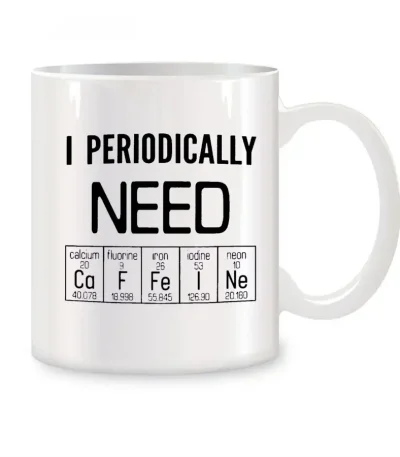 Vit mugg med texten "I Periodically Need" och element från det periodiska systemet som illustrerar kemi, perfekt för vetenskaps- och geekinredning.