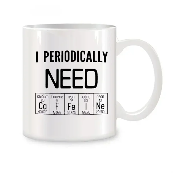 Vit mugg med texten "I Periodically Need" och element från det periodiska systemet som illustrerar kemi, perfekt för vetenskaps- och geekinredning.