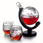 Laboratorieflaska i glas med röd vätska, använd som vetenskaplig dekoration eller samlarobjekt.