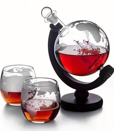 Laboratorieflaska i glas med röd vätska, använd som vetenskaplig dekoration eller samlarobjekt.