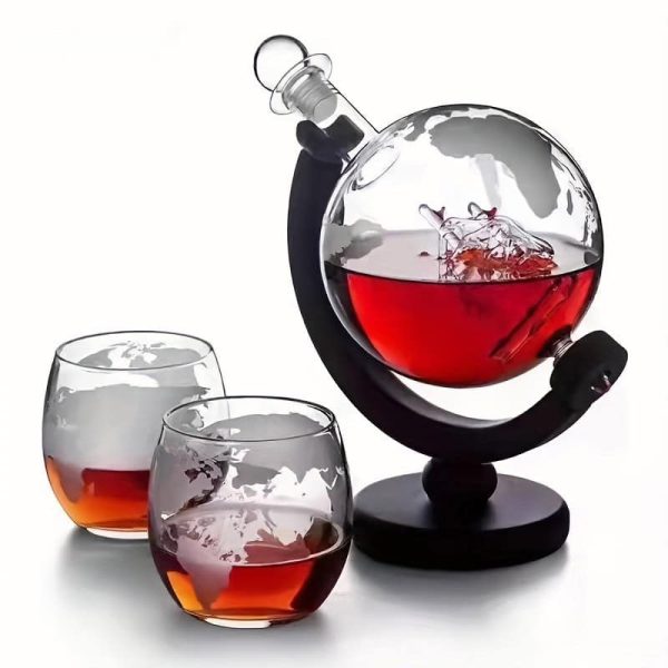 Laboratorieflaska i glas med röd vätska, använd som vetenskaplig dekoration eller samlarobjekt.