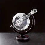 Glasglob med en miniatyrteleskop inuti, kontors- eller studieinredning.