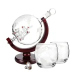 Glas-kompass med ett litet fartyg inuti, elegant och originell vetenskaplig dekoration för hemmet eller kontoret.