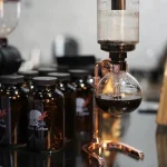 Laboratorieanordning med flaska svart kaffe, vetenskaplig utrustning för experiment eller vetenskaplig tematisk dekoration.