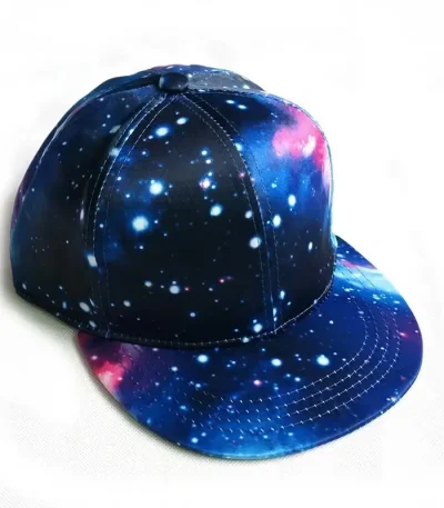 Keps med galaxmönster och stjärnor och nebulosor, kosmisk design för en unik stil.