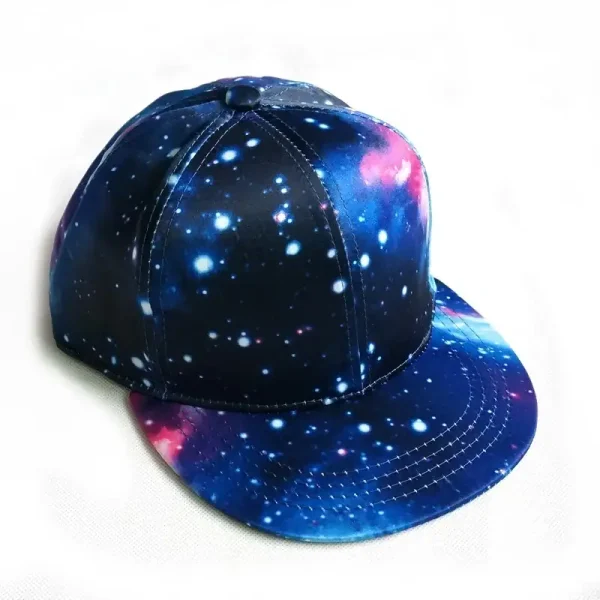 Keps med galaxmönster och stjärnor och nebulosor, kosmisk design för en unik stil.