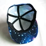Keps med galaxmönster och stjärnor, kosmisk design för en unik stil.