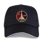 Svart mössa med sovjetisk logotyp, symbol för Sovjetunionen och rymdutforskning, idealisk för historie- och science fiction-entusiaster.