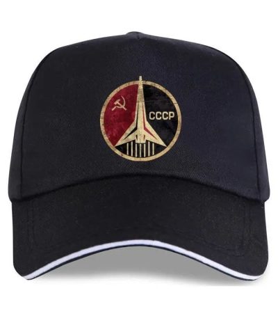 Svart mössa med sovjetisk logotyp, symbol för Sovjetunionen och rymdutforskning, idealisk för historie- och science fiction-entusiaster.
