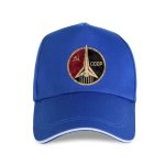Sovjetisk mössa med NASA-logotyp och symbol för kommunistpartiet.