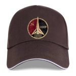 Vintage sovjetisk mössa med logotyp av rymdkapplöpningen och kommunismens symbol, idealisk för historie- och science fiction-entusiaster.