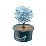 Mini kristallträd med svart bas som bär inskriptionen "Magic Crystal Tree", som representerar ett träd av genomskinliga blå kristaller, idealiskt för vetenskaplig dekoration.
