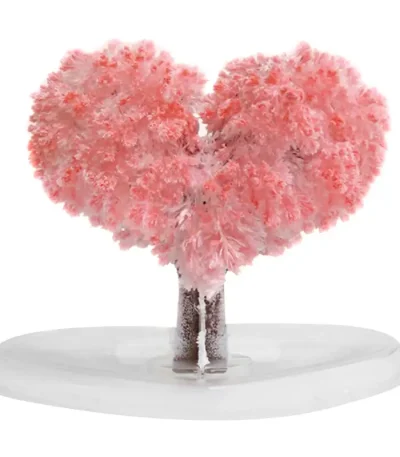 Konstnärlig skulptur som föreställer ett hjärta format av ett rosa bomullsträd, placerat på en vit bas, som väcker känslor av mjukhet och ömhet.