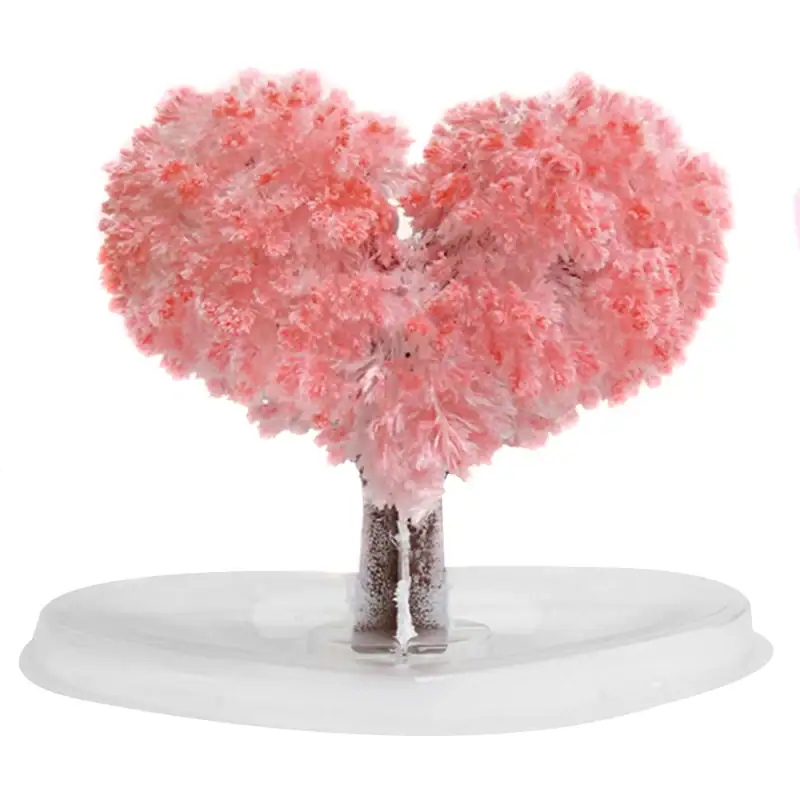 Konstnärlig skulptur som föreställer ett hjärta format av ett rosa bomullsträd, placerat på en vit bas, som väcker känslor av mjukhet och ömhet.