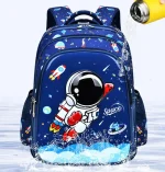 Barnryggsäck med astronautmotiv i rymden, perfekt för skolan eller aktiviteter. Färgglad design med illustrationer av raketer, planeter och stjärnor, perfekt för unga rymdentusiaster.