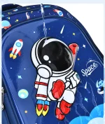 Barnryggsäck med astronautdesign och rymdmotiv, perfekt för rymd- och äventyrsälskare. Perfekt för skolan eller utomhusaktiviteter.
