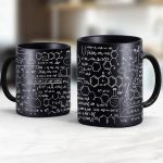 Svart mugg med illustrationer av kemiska formler och molekylära strukturer i vitt, perfekt för vetenskapsentusiaster och vetenskaplig dekoration.