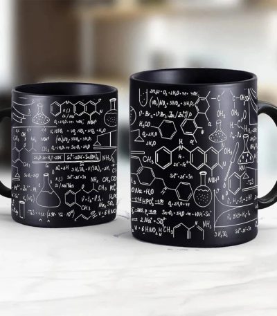 Svart mugg med illustrationer av kemiska formler och molekylära strukturer i vitt, perfekt för vetenskapsentusiaster och vetenskaplig dekoration.