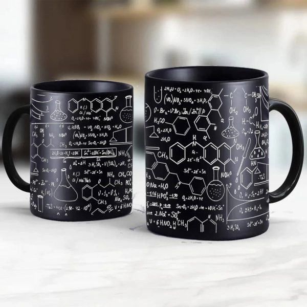 Svart mugg med illustrationer av kemiska formler och molekylära strukturer i vitt, perfekt för vetenskapsentusiaster och vetenskaplig dekoration.