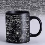 Svart mugg med mönster av matematiska formler och vetenskapliga diagram i vitt, idealisk för vetenskapsentusiaster och geek-dekoration.