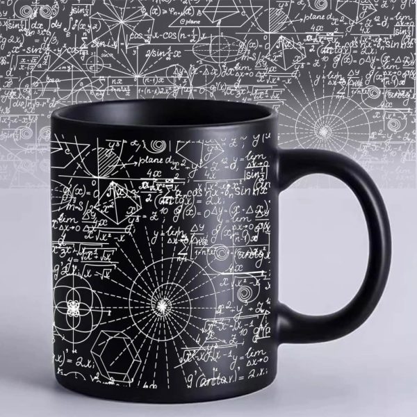 Svart mugg med mönster av matematiska formler och vetenskapliga diagram i vitt, idealisk för vetenskapsentusiaster och geek-dekoration.