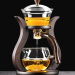 Tepress i glas med infusion av eterisk olja, elegant och funktionell design, idealisk för att förbereda aromatiska infusioner hemma eller på kontoret.