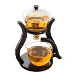 Teinfuser i trä och glas med stöd, idealisk för att förbereda teer och infusioner, elegant och praktisk design för daglig användning.