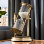 Dekorativ glasstopp i mässing med vit sand, idealisk för inredning eller som vetenskapligt samlarobjekt.