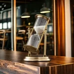 Dekorativ glasstopp i vintage metall med genomskinligt glas, idealisk för inredning eller som samlarobjekt.